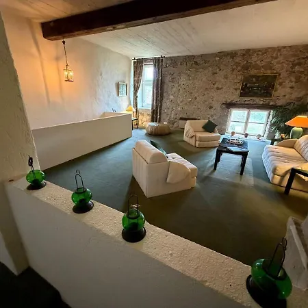 Le Chateau De Savigny